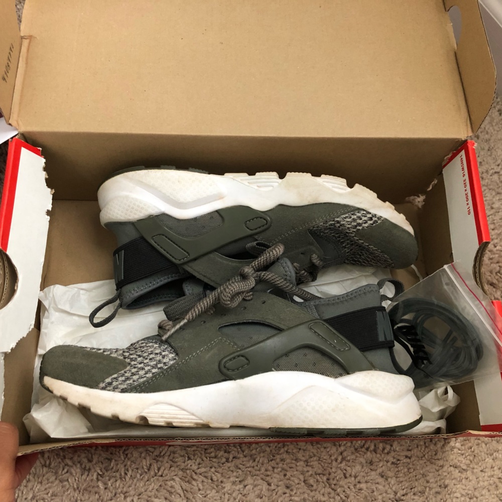 Green and white huaraches! Good quality.
